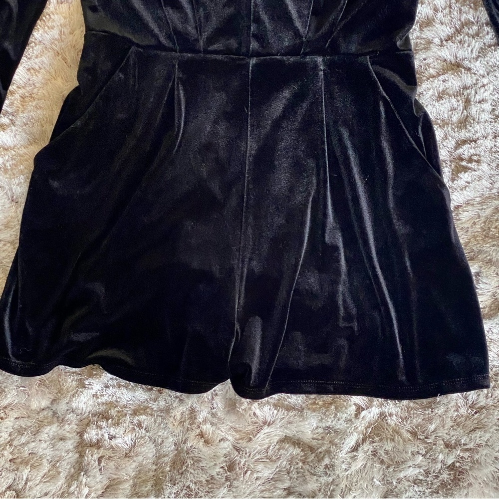 Express NWOT Black Long Sleeve Velour Romper Size Small - Picture 8 of 8